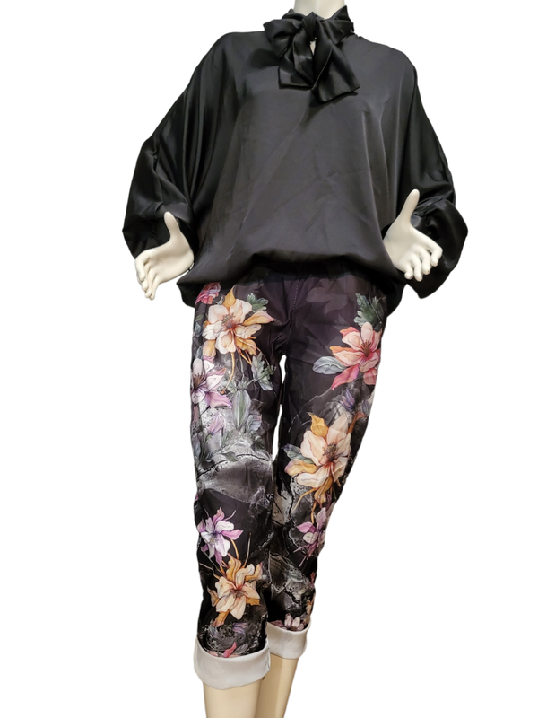Hose schwarz mit farbigen Blumen, Gr. 38 - 42 - 2x verfügbar