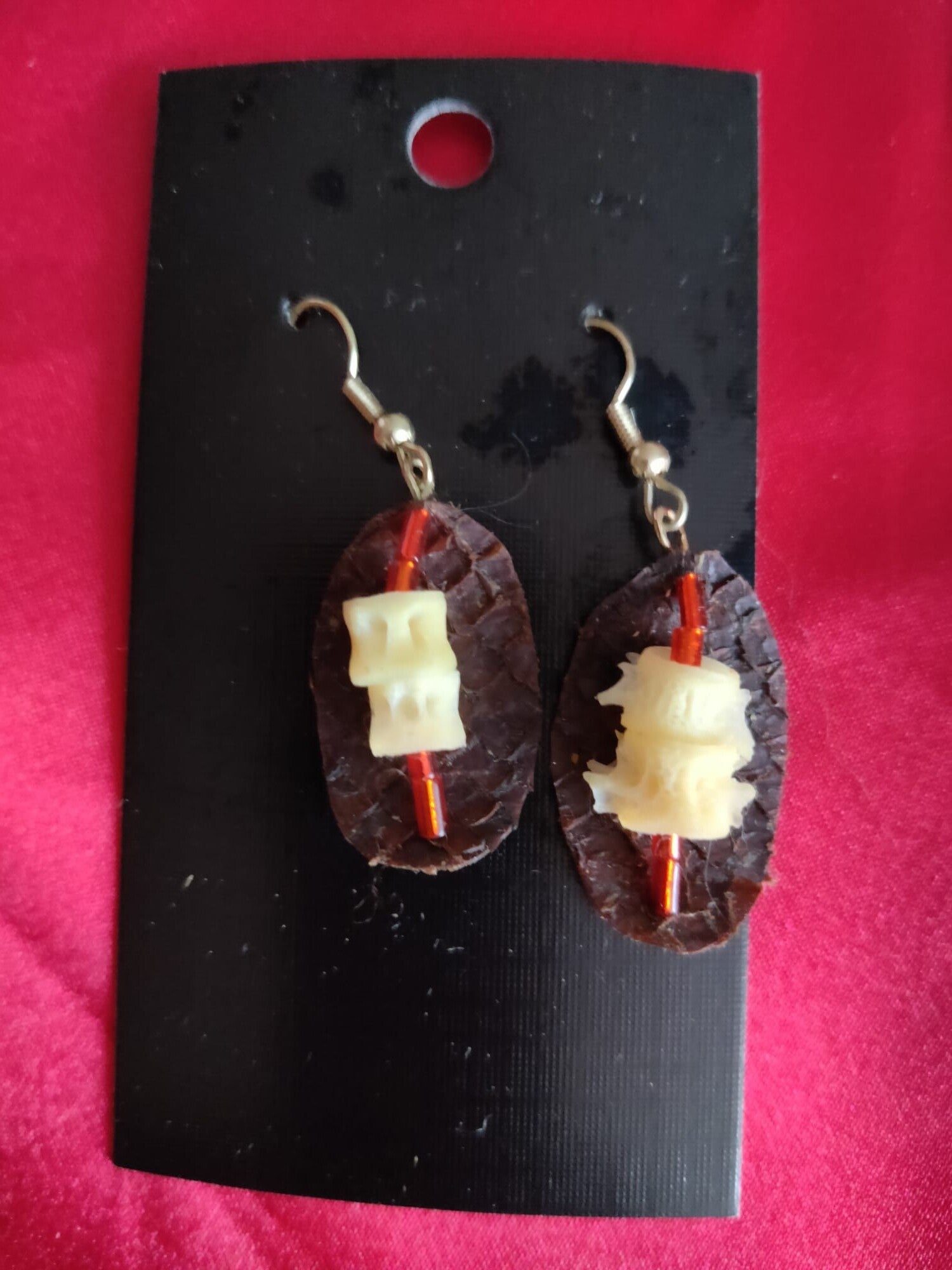 Lohen luonto korvakorut