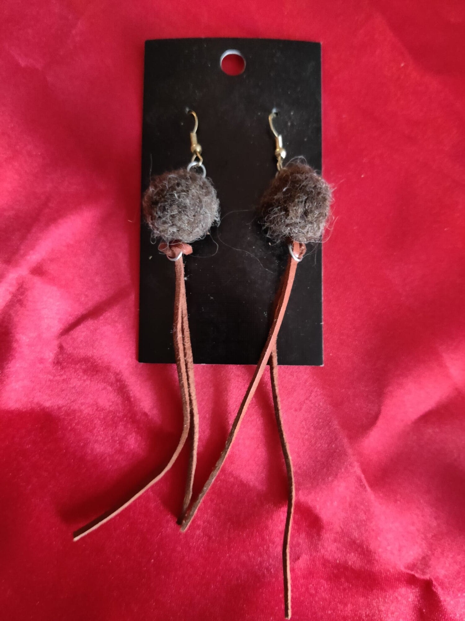 Villan ja nahan yhteys tumma korvakorut