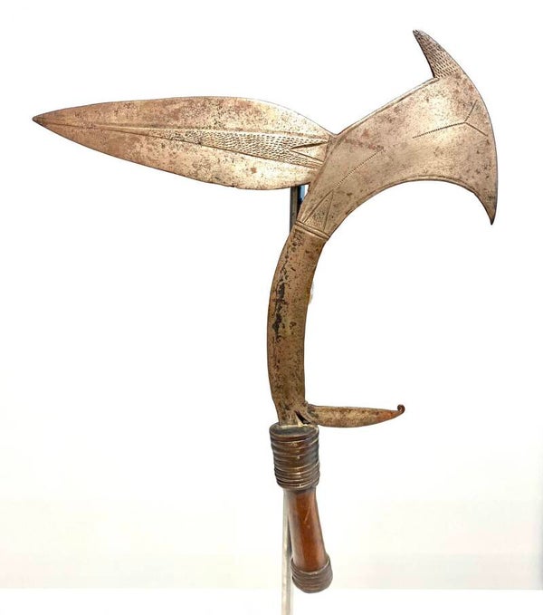 Unique extremely rare Fang throwing blade from Gabon / the Sangha region, Ngumba, So, Makaa, Djem, Konabem, Mpyemo,  Bumali, Fang from Cameroon, and Kele people