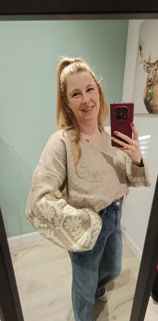 Taupe Trui Met Kanten Bloemen