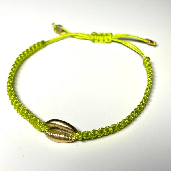 Damesarmbandje lime met schelp in goudkleur mat