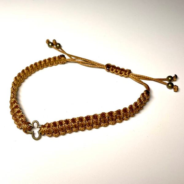 Damesarmbandje goudkleurig touw met vlindertje