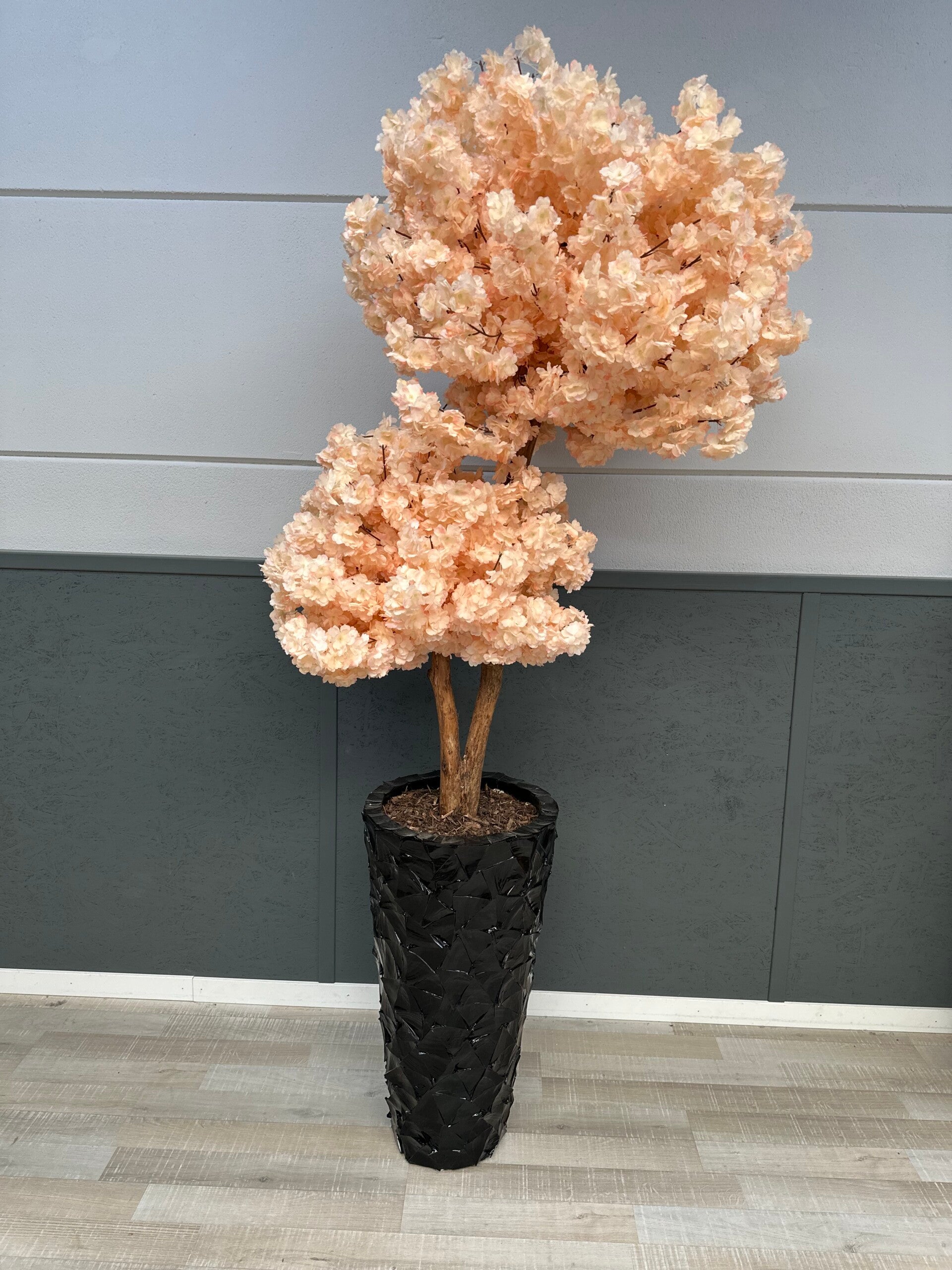 Coral Dream - Luxe Perzikbloesem - Zwarte Design Vaas