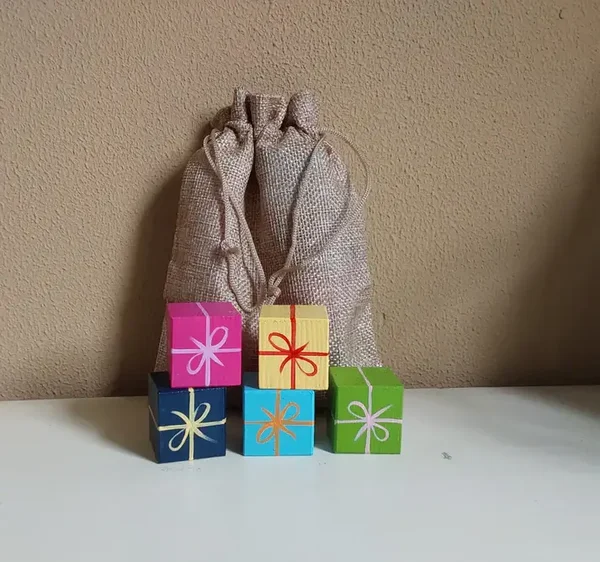 Atelier Nouk | Houten cadeau blokjes - Set van 5 Pakjes - Thema Sinterklaas & Kerstmis - Inclusief Jute Opbergzakje