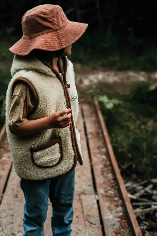 We are wovens | Bodywarmer met capuchon flat white caramel