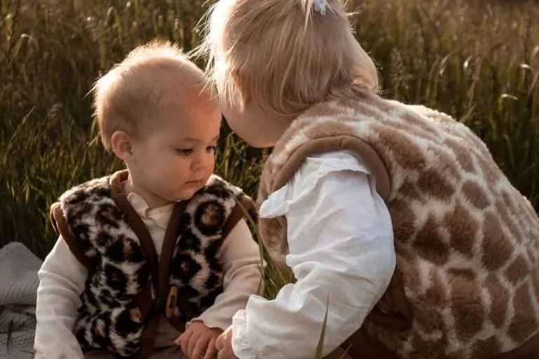 We Are Wovens | Wollen bodywarmer - Giraffe limited edition