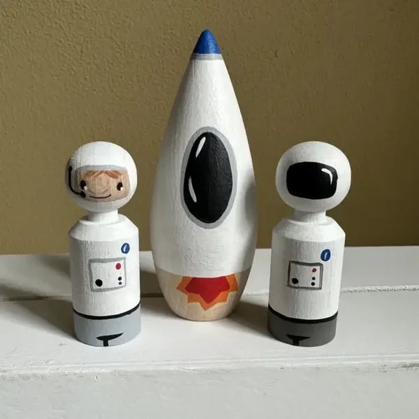 Atelier Nouk | Raket met Astronauten Pegdolls - Set van 3 Pegdolls - Thema Speelset Ruimte
