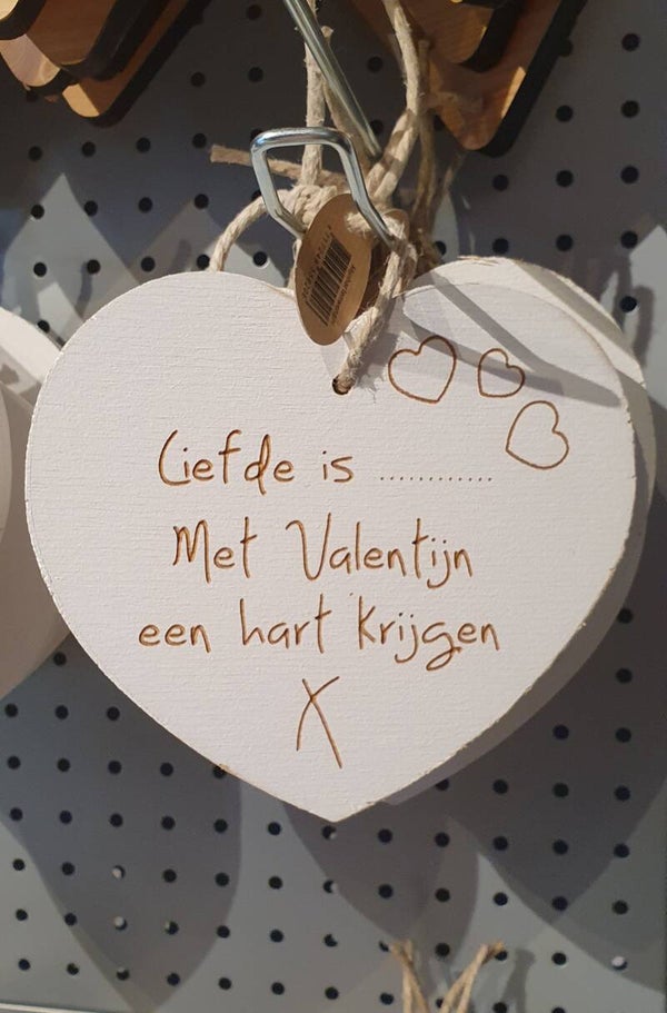 Houten hart liefde is met valentijn een hart krijgen