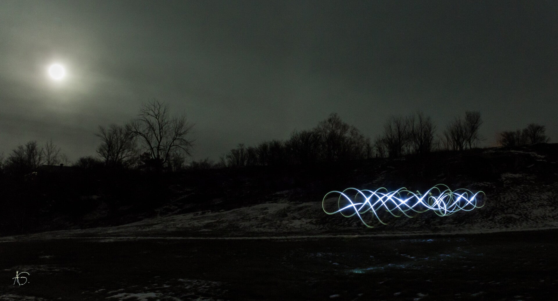 1538_lightpainting-on-river-shore3_2016x1088-standard.jpg