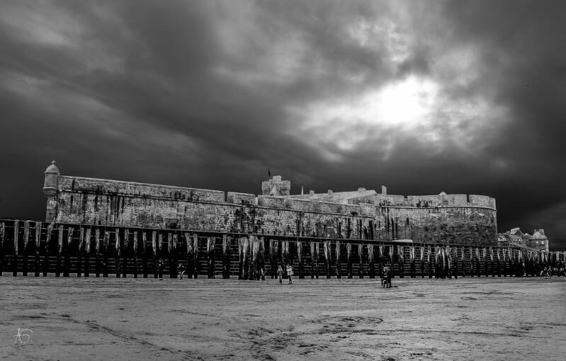 saint-malo-on-the-dark-side_26066819277_l-standard.jpg
