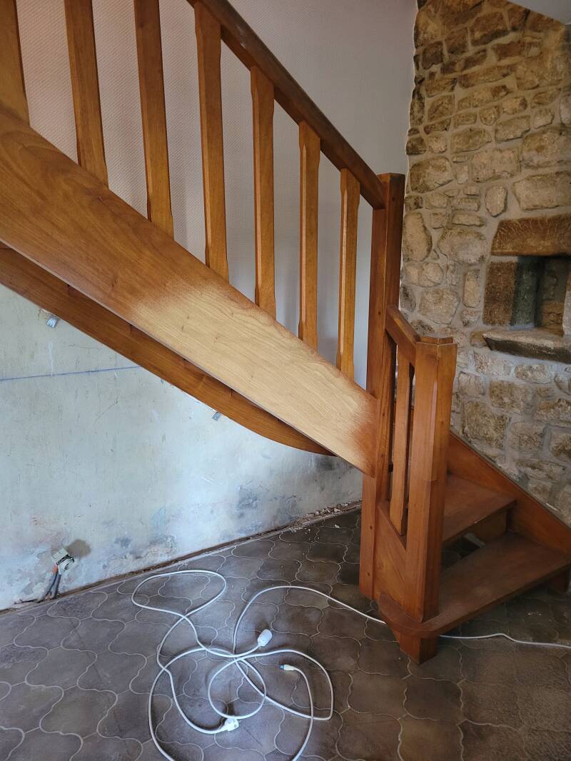 Aérogommage en cours d'un escalier à Carnac