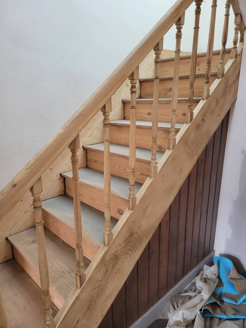 Résultat après décapage d’un escalier à Vannes