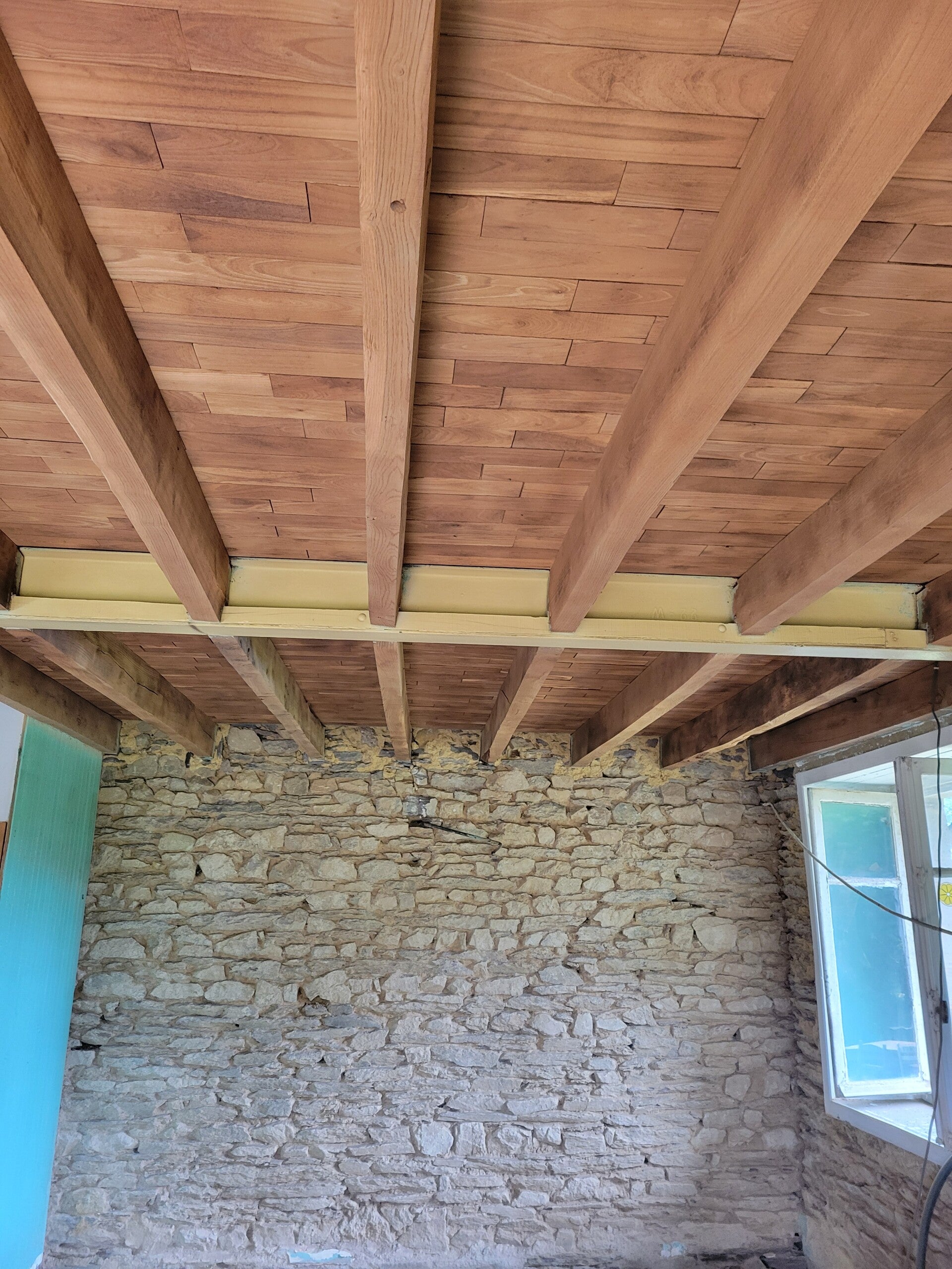 Aérogommage d'un plafond poutres à Lanvénégen après