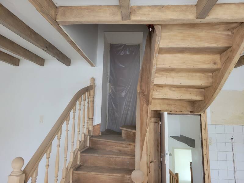 Escalier en bois brut après aérogommage à Plumergat