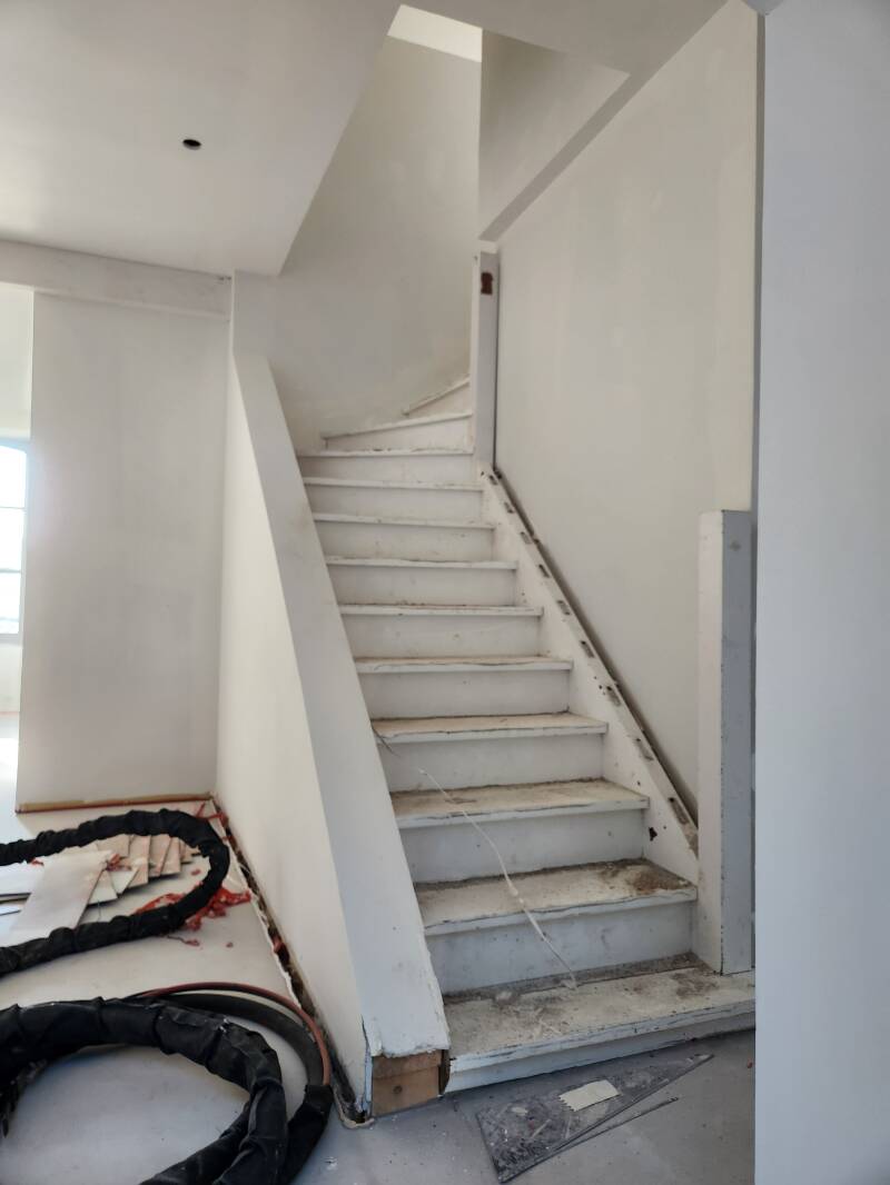 Aérogommage d’un escalier en bois à Auray – avant après LM2S.