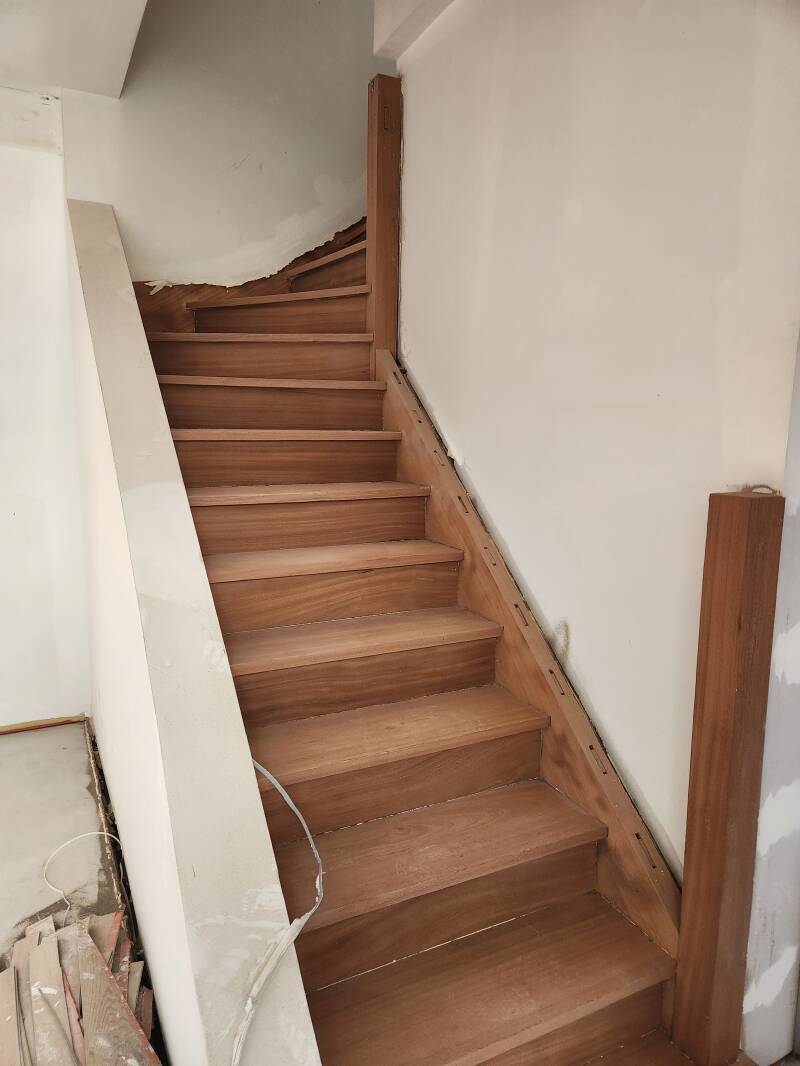 Aérogommage d’un escalier en bois à Auray – avant après LM2S.