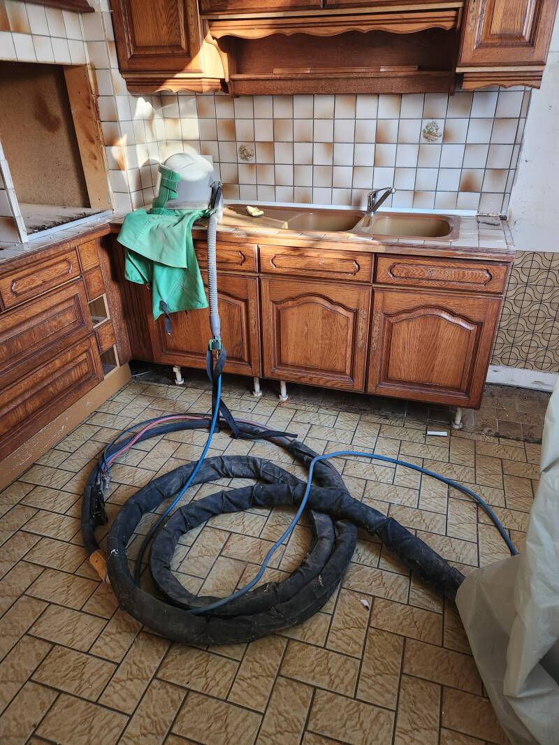 Aérogommage d'une ancienne cuisine à Plumelec avant