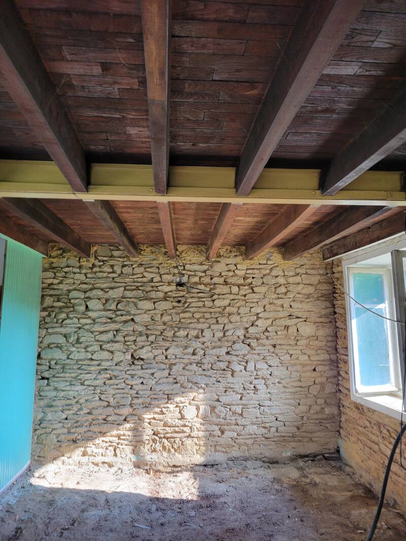 Aérogommage d'un plafond poutres à Lanvénégen avant