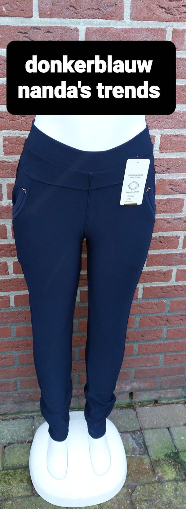 Comfortbroek donkerblauw met goudembleempje