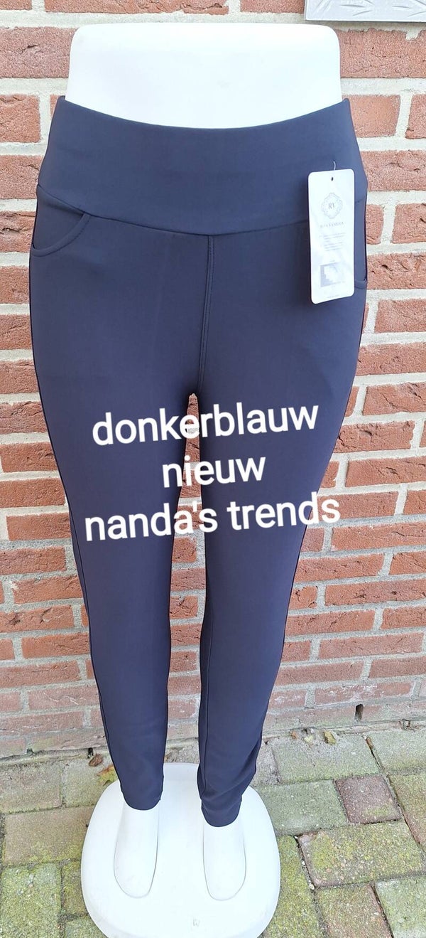 Donkerblauw  nieuw met sierzakken achterop