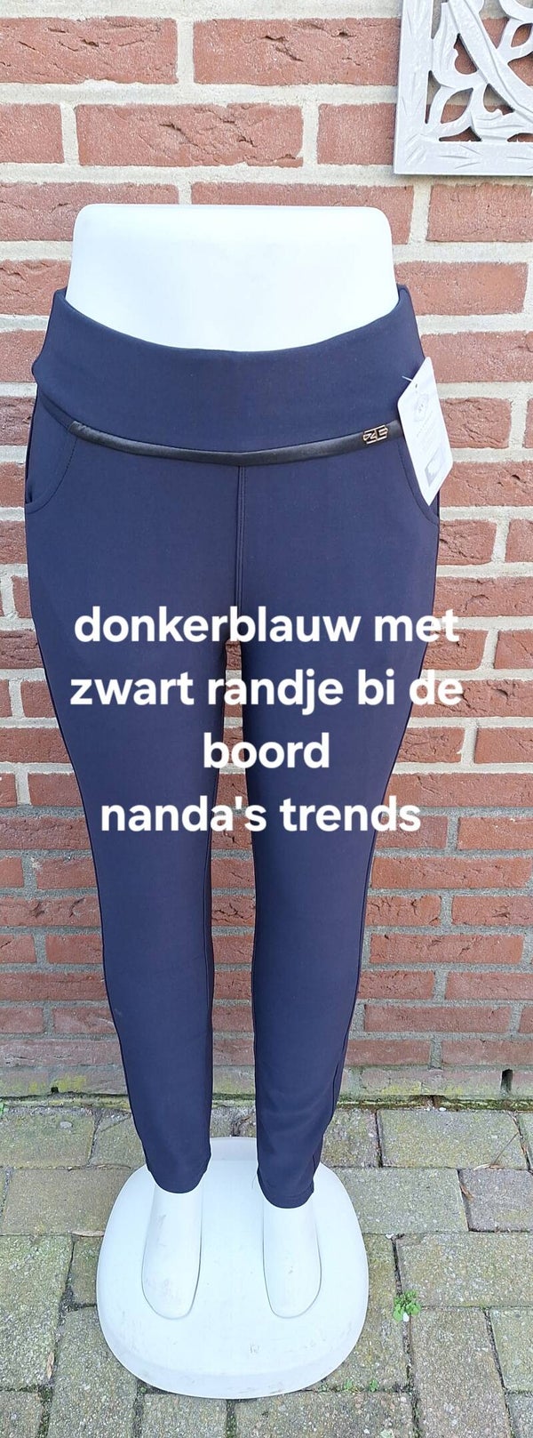 Comfortbroek donkerblauw met zwarte rand bij boord