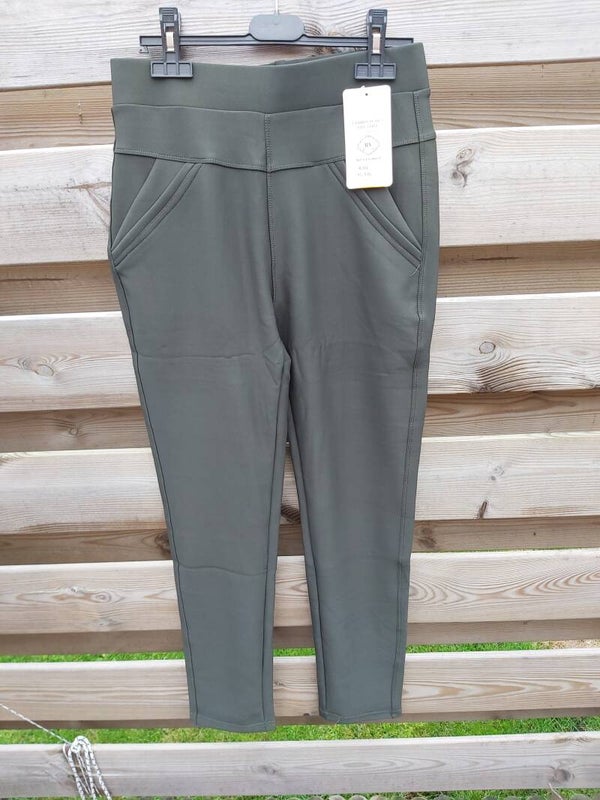 Comfortbroek donkergroen met goudembleempje