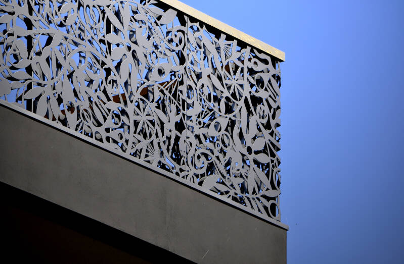 Adam und Eva – Balkone 2016, Wohnhäuser in Brixen, 230 Laufmeter, Aluminium