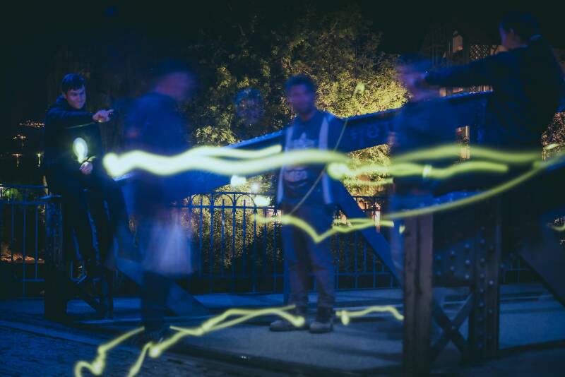 RIVER GLOW AliPaloma &amp; Hartwig Thaler Leuchtlinse und Performance 2023, WASSER-LICHT-FESTIVAL – Brixen