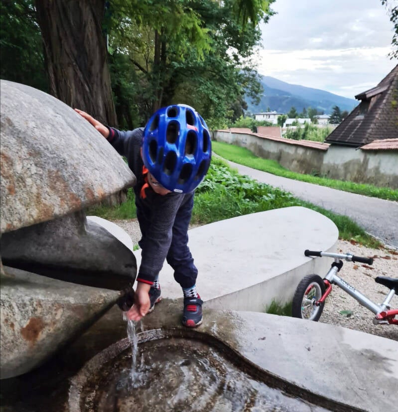 Blüte für zwei alte Akazienstämme 2018, Brixen, Gneis, Beton, Wasser