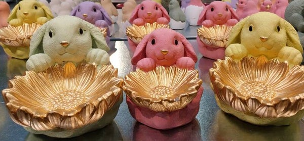 Haasje met bloembakje