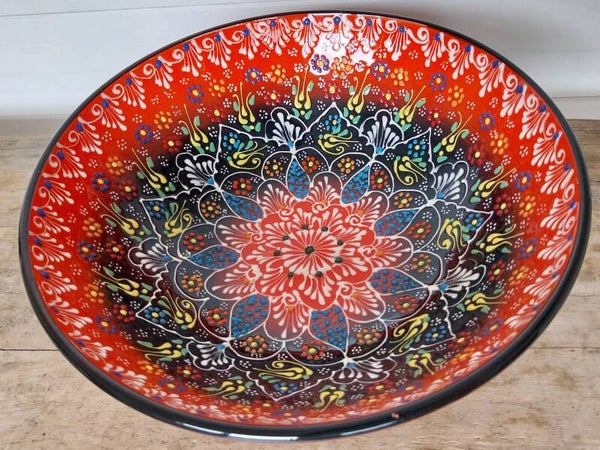 Rode handbeschilderde schaal