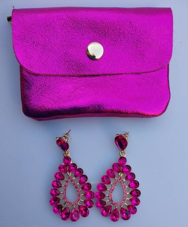Fuchsia leer beursje met oorbellen