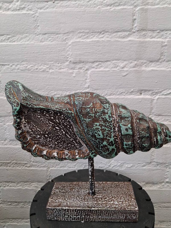 Shell on stand m