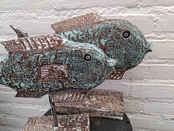 Het gaat om de voorste vis.  Ibiza Beach Vibes koi fish on stand m Wood