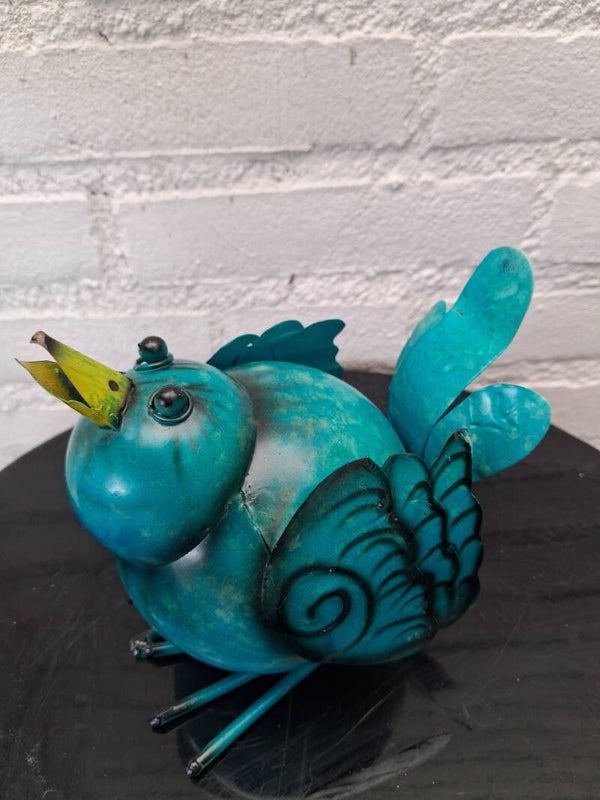 Beach style sitting bird blue metal