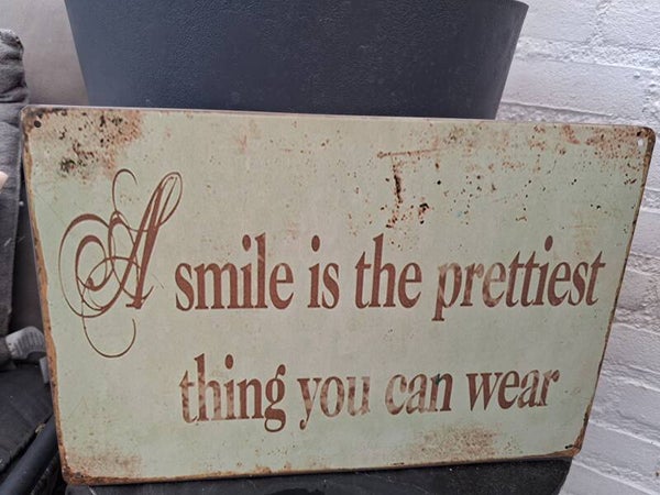 Wandbord a smile is the prettiest thing