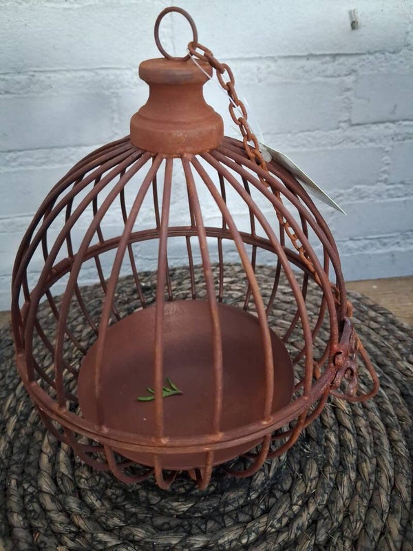 Rusty look ball hanger