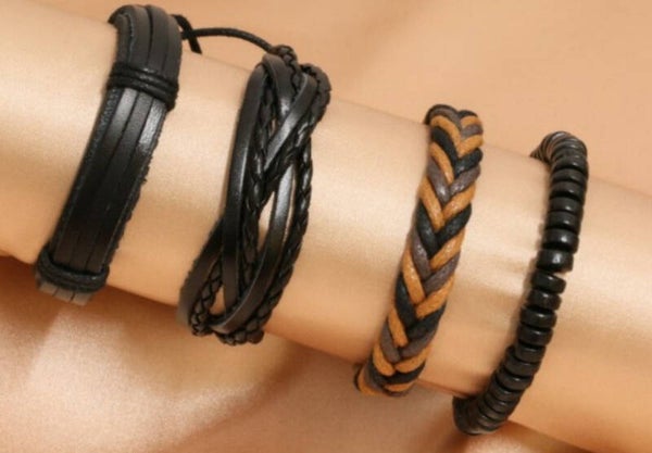 Set van 4  3 leren armbanden  1 kralenarmband