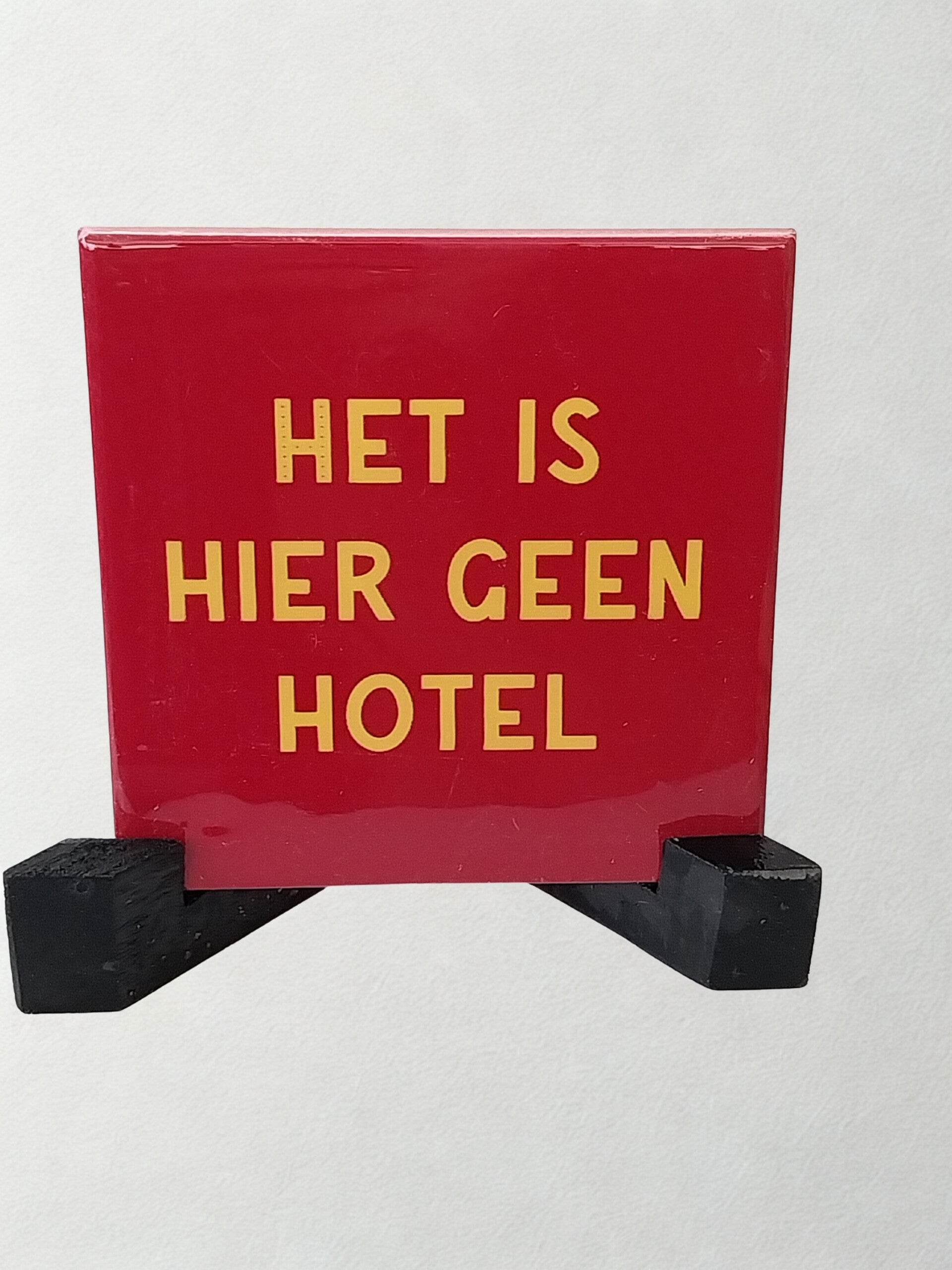 Tegeltje het is hier geen hotel