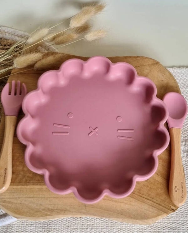 Roze bord met bestek Leeuw