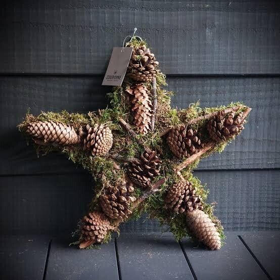 Couronne ster met mos en dennenappels  Diameter: 35 cm