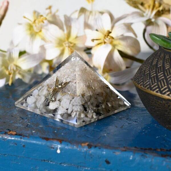 Orgonite Piramide Regenboog Maansteen/ Bergkristal – Engel