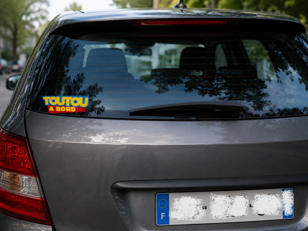 Sticker voiture chien à bord dessin animé