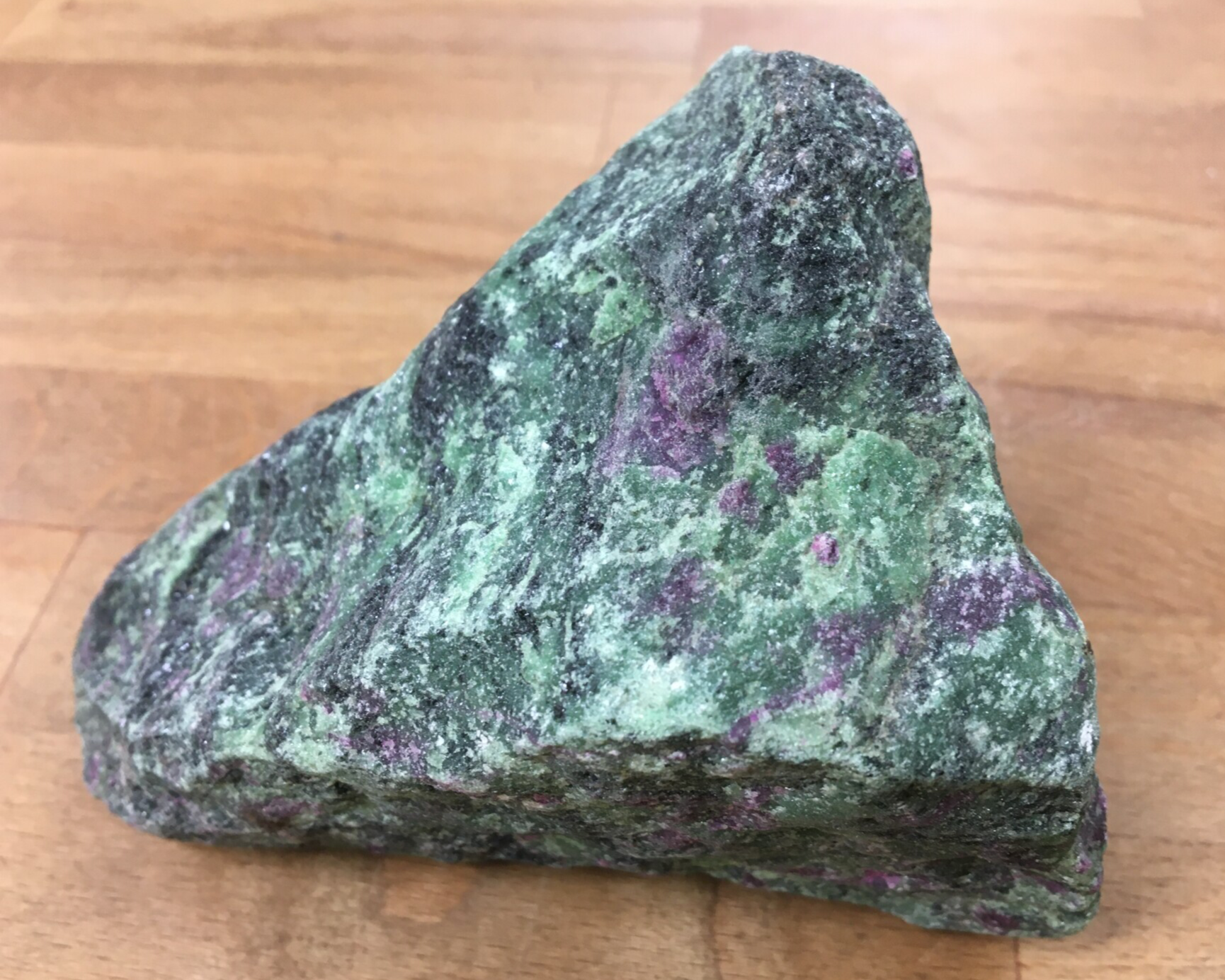 Robijn in Zoïsiet ruw 1140 gram