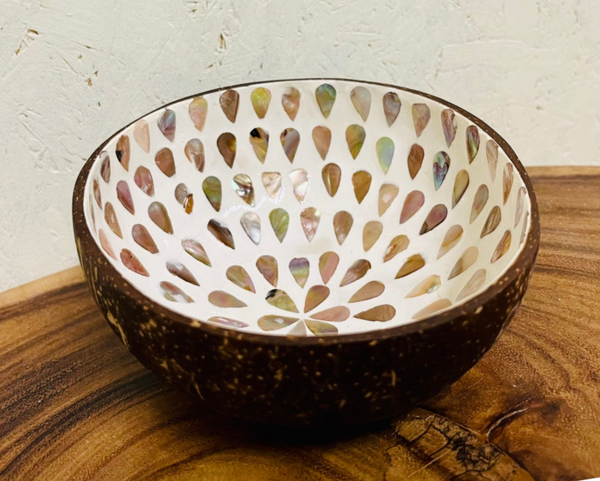 Kokosnoot kom met schelpen inleg druppelvorm