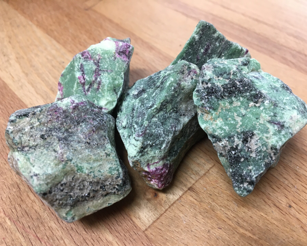 Robijn in Zoïsiet ruw 70 - 100 gram