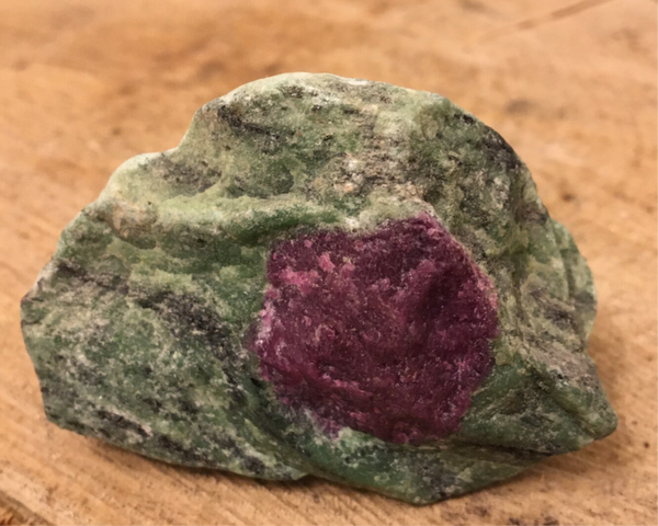 Robijn in Zoïsiet ruw ca. 140 gram