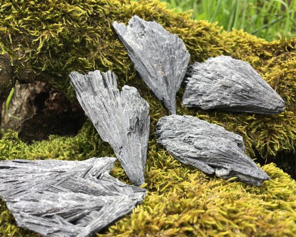 Zwarte Kyaniet ruw 30 - 50 gram