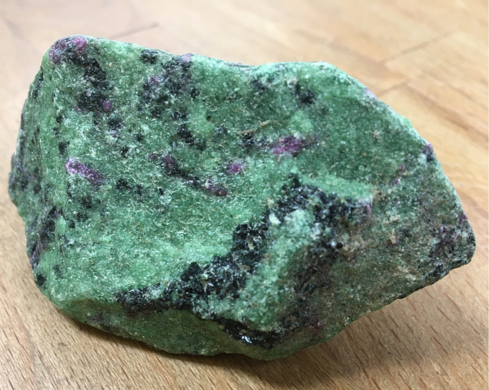 Robijn in Zoïsiet ruw 140 gram